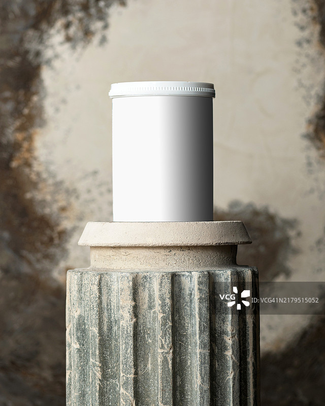 希腊柱上的白色圆柱形油漆罐图片素材