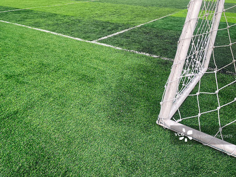 空旷的绿色草坪足球场与白色球门相对图片素材