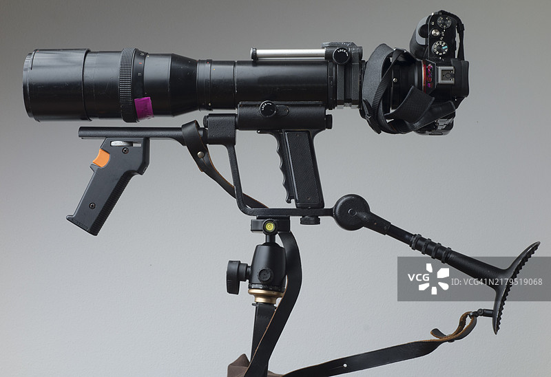 古董长焦镜头与枪托图片素材