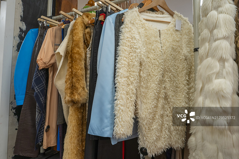 服装店里挂满秋季和冬季复古毛皮大衣的服装架图片素材