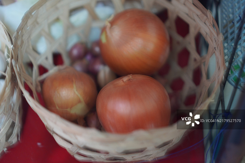 编织篮子里的洋葱图片素材