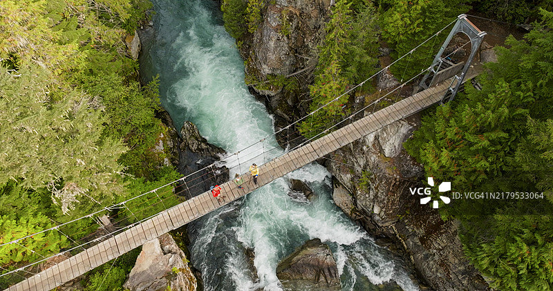 悬索桥上的家庭航拍图片素材