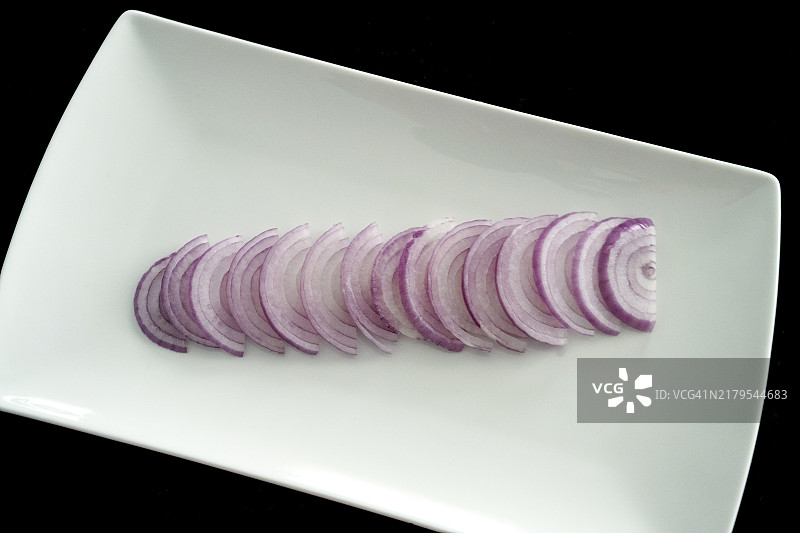 白色盘子里的洋葱切片特写图片素材