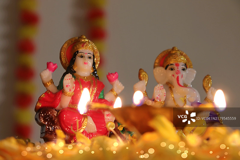 象头神、拉克希米女神像、卡拉沙罐、黄铜油灯、万寿菊花/ धनतेरस /排灯节图片素材