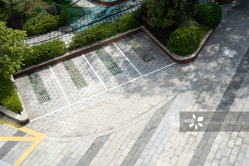 树木环绕的停车场图片素材