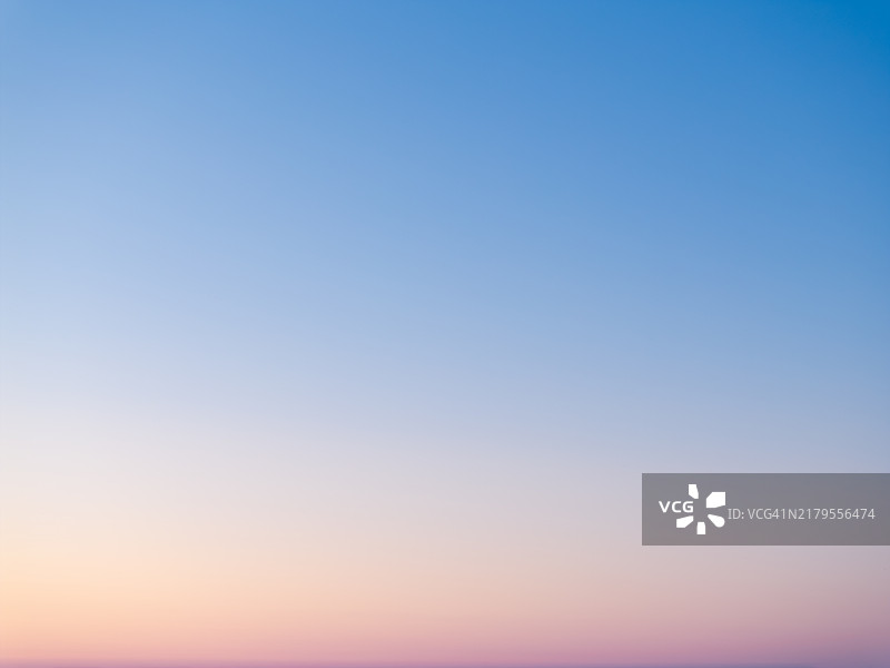 日出时天空的渐变色图片素材