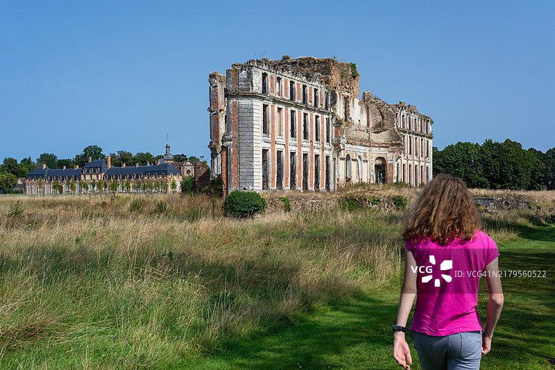 16岁少年走过法国拉费尔泰维达姆废弃城堡图片素材