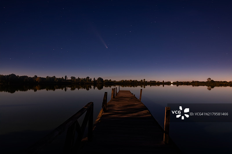 彗星C/2023 A3 紫金山-阿特拉斯，湖泊上空图片素材