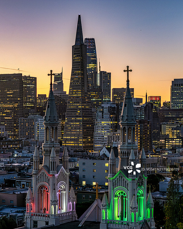 穿过北滩教堂尖顶的航拍图片素材