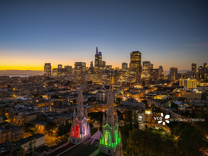 穿过北滩教堂尖顶的航拍图片素材