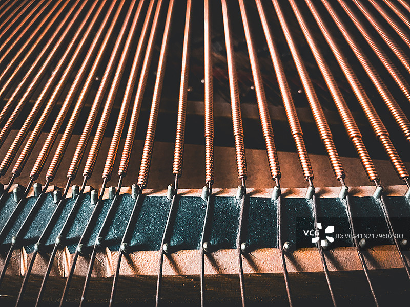 三角钢琴内部结构细节图片素材