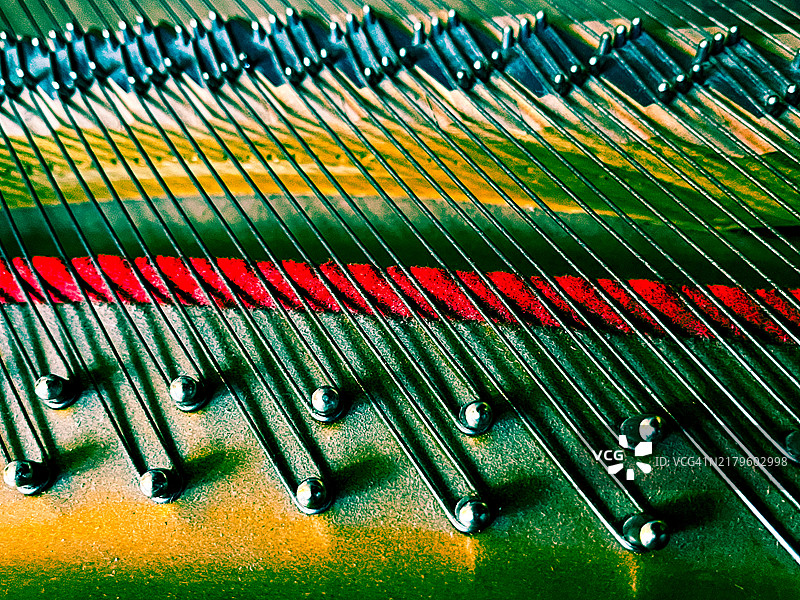 三角钢琴内部结构细节图片素材