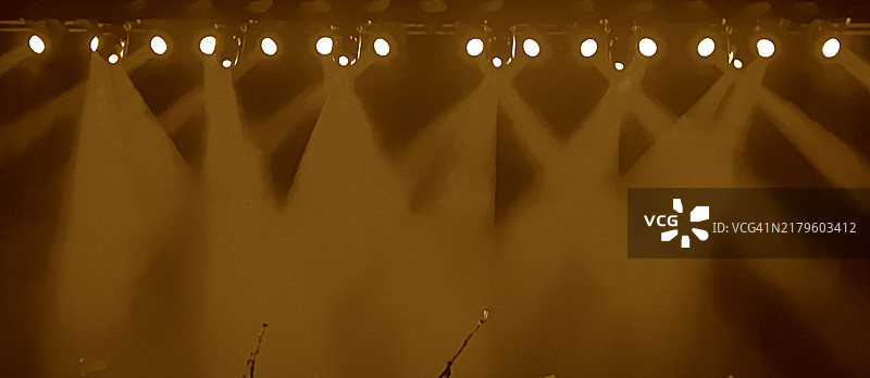 演唱会上的灯光与烟雾（含留白）图片素材