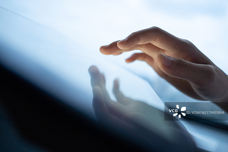 手指触摸屏幕的特写镜头图片素材