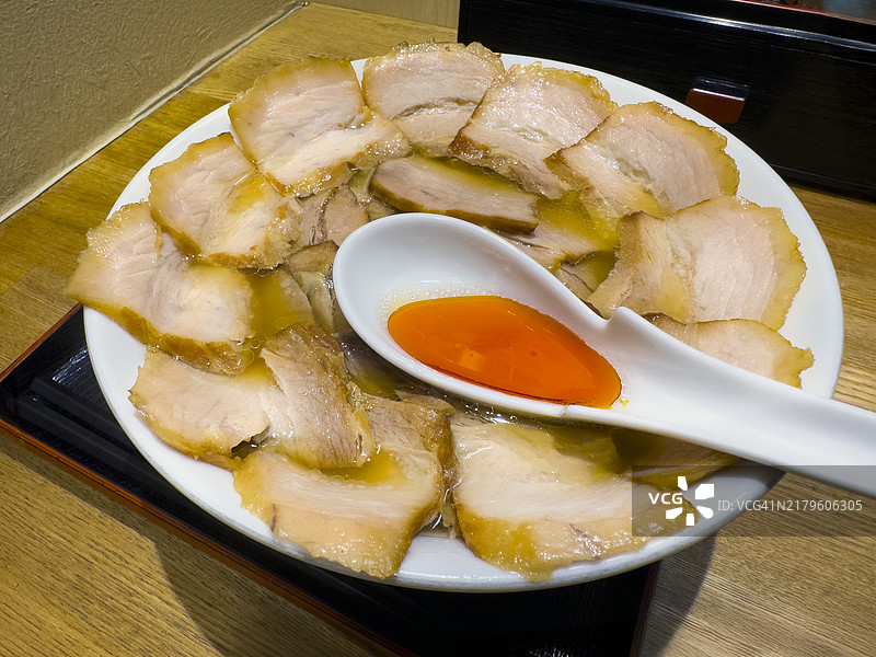 喜多方拉面，配超大叉烧肉和辣椒油图片素材