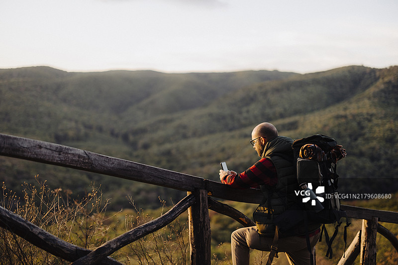 旅行者在山中用智能手机GPS导航徒步，户外旅行生活方式概念图片素材