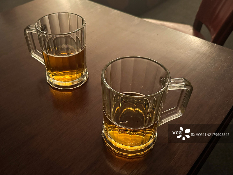 两杯啤酒图片素材