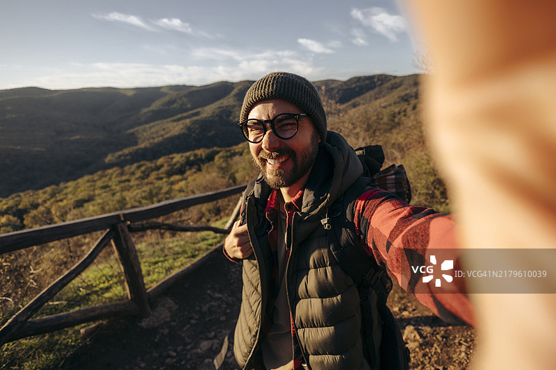 在登山时自拍的年轻男人照片图片素材