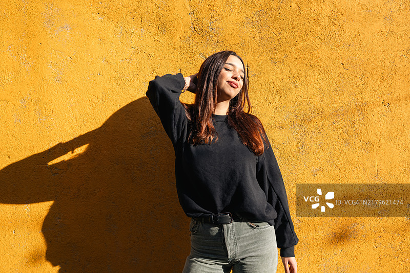 美丽年轻女性的肖像图片素材