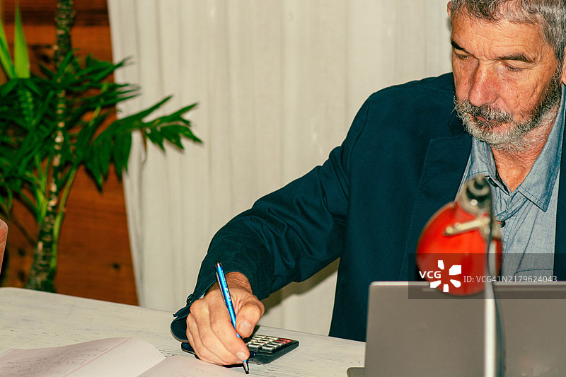 金融顾问在办公室准备报告图片素材