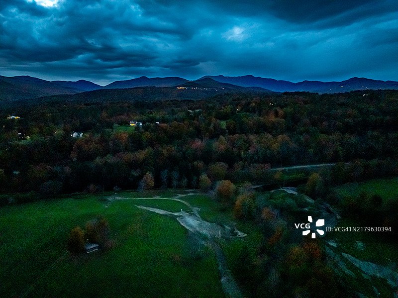 美国佛蒙特州斯托，黄金溪VT-100公路景观图片素材