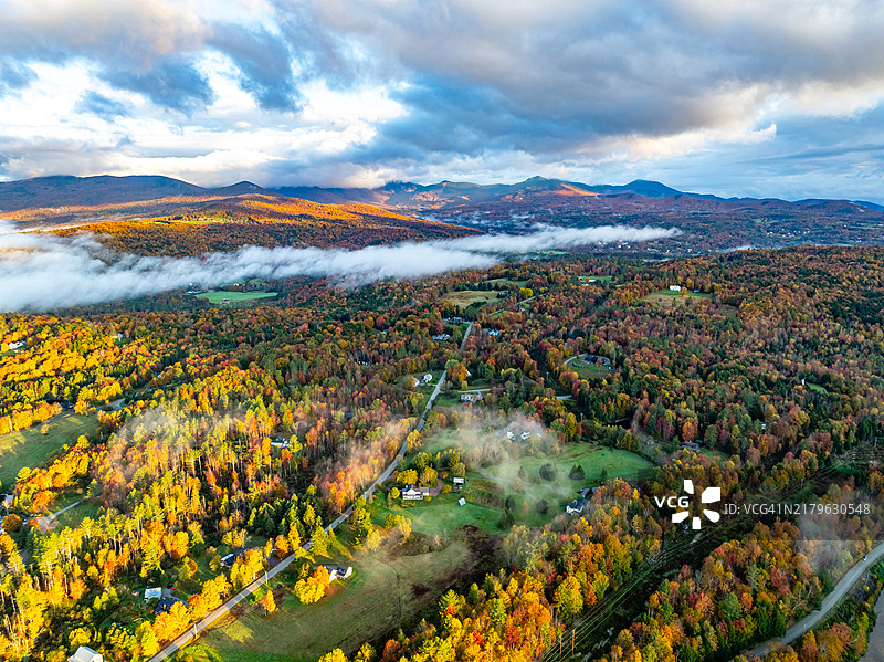 美国佛蒙特州斯托，黄金溪VT-100公路景观图片素材