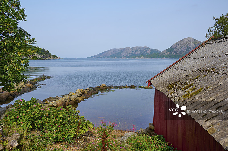 挪威罗加兰郡桑内斯峡湾的红色小屋图片素材