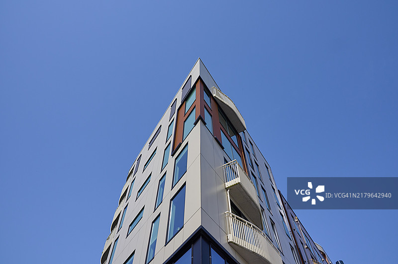 带有大窗户和阳台的现代建筑一角，挪威罗加兰郡桑内斯图片素材
