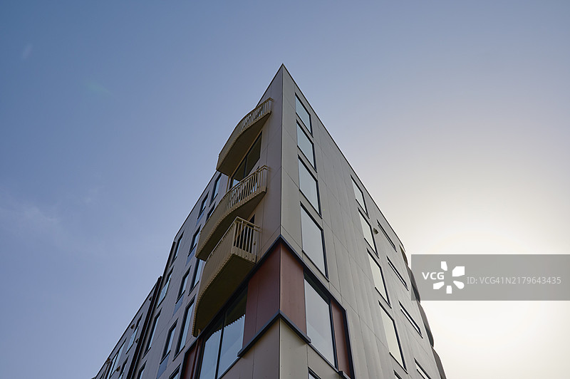 带有大窗户和阳台的现代建筑一角，背景是天空，位于挪威罗加兰郡桑内斯图片素材