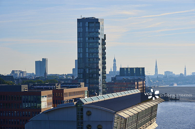 德国汉堡，易北河畔的现代摩天大楼城市风光图片素材