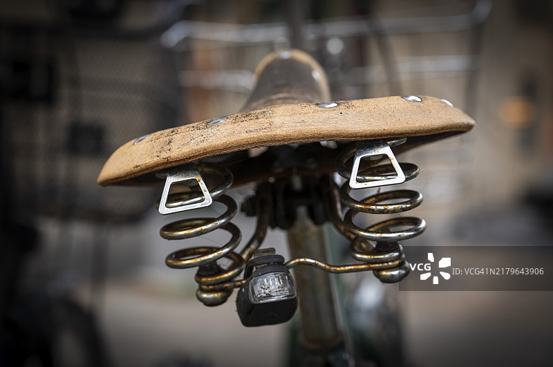 丹麦哥本哈根的旧式生锈自行车车座图片素材