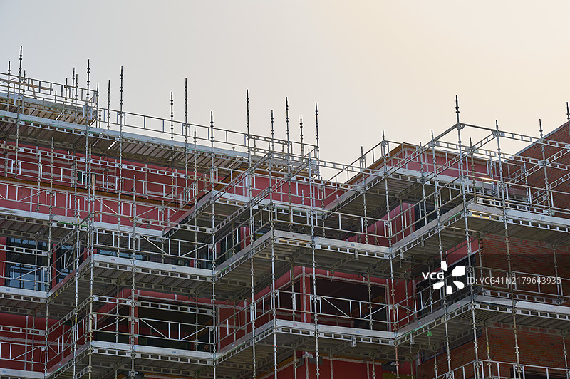 在建的多层建筑，白天被脚手架包围，位于挪威罗加兰郡桑内斯图片素材