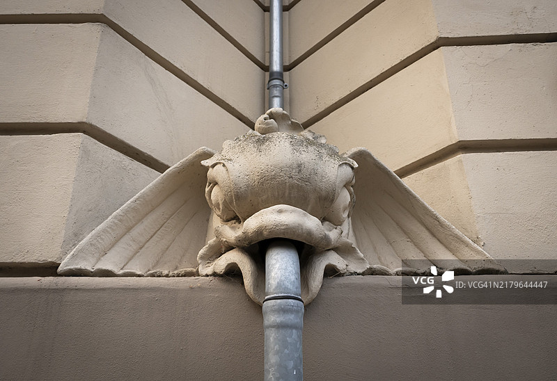 嘴里有排水沟的鱼形生物，历史建筑，位于丹麦哥本哈根图片素材