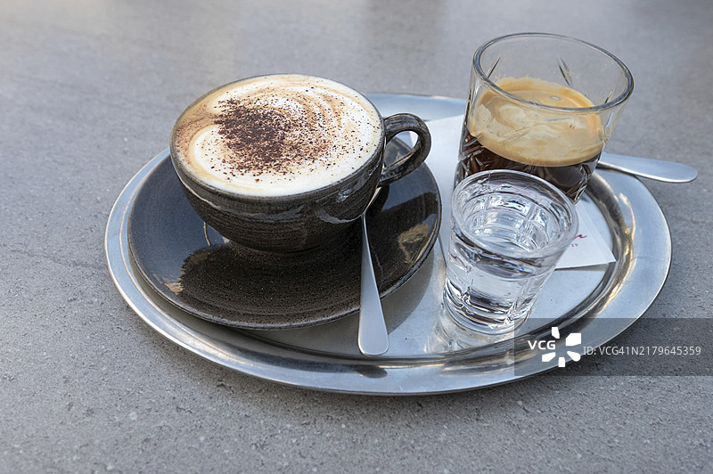 巴伐利亚的卡布奇诺和冰咖啡图片素材