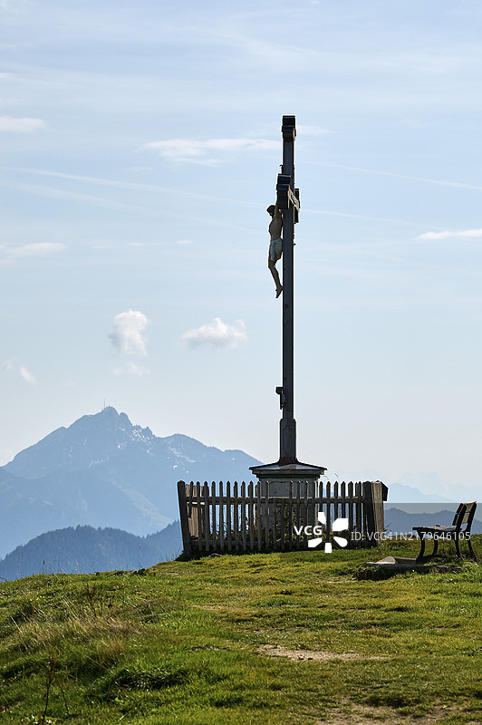 德国上巴伐利亚Gindelalmschneid山的顶峰十字架，后方是温德尔施泰因山图片素材