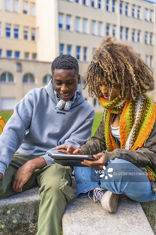 千禧一代学生使用平板电脑备考图片素材