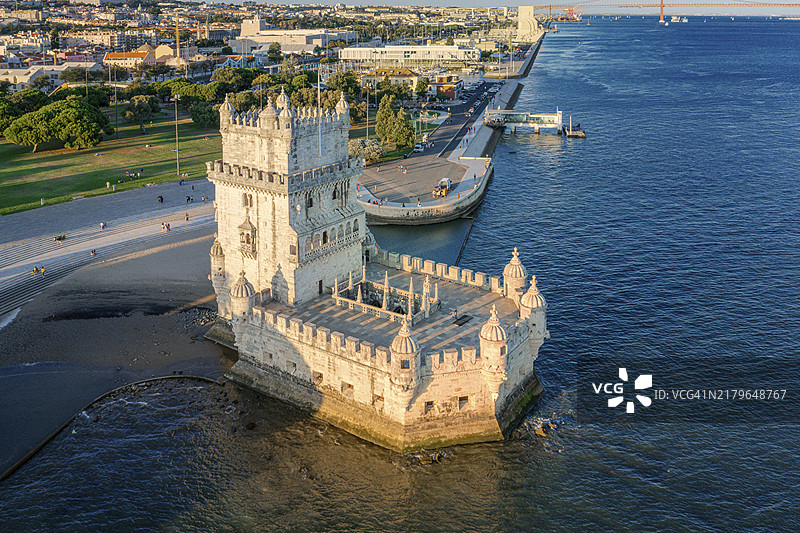 葡萄牙里斯本贝伦塔及其周边环境的无人机视角：塔古斯河上的中世纪防御工事图片素材