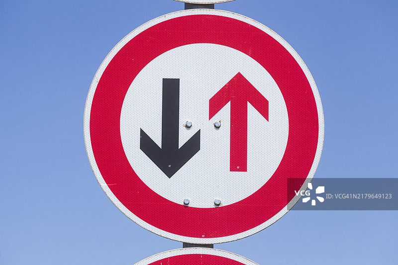 德国礼让来车交通标志图片素材