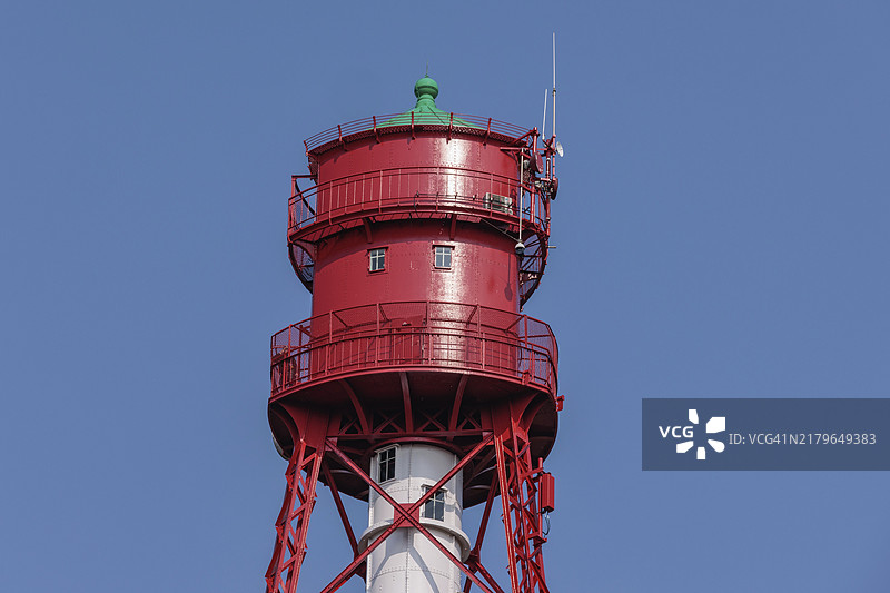 德国东弗里西亚克鲁姆赫恩红色灯塔顶部特写图片素材
