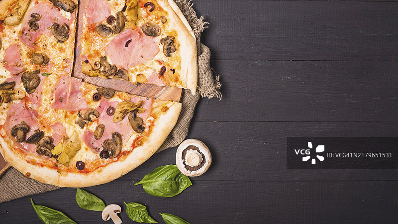 俯视角度：蘑菇罗勒叶木板肉披萨图片素材