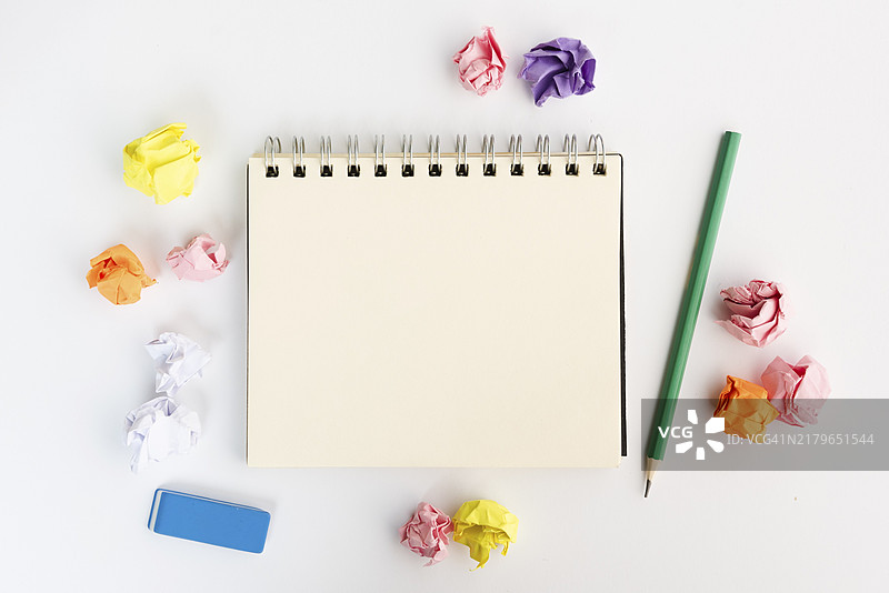 螺旋日记本和散落的纸张与铅笔图片素材