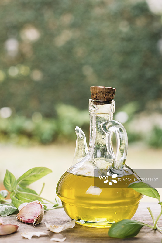 户外透明橄榄油瓶图片素材