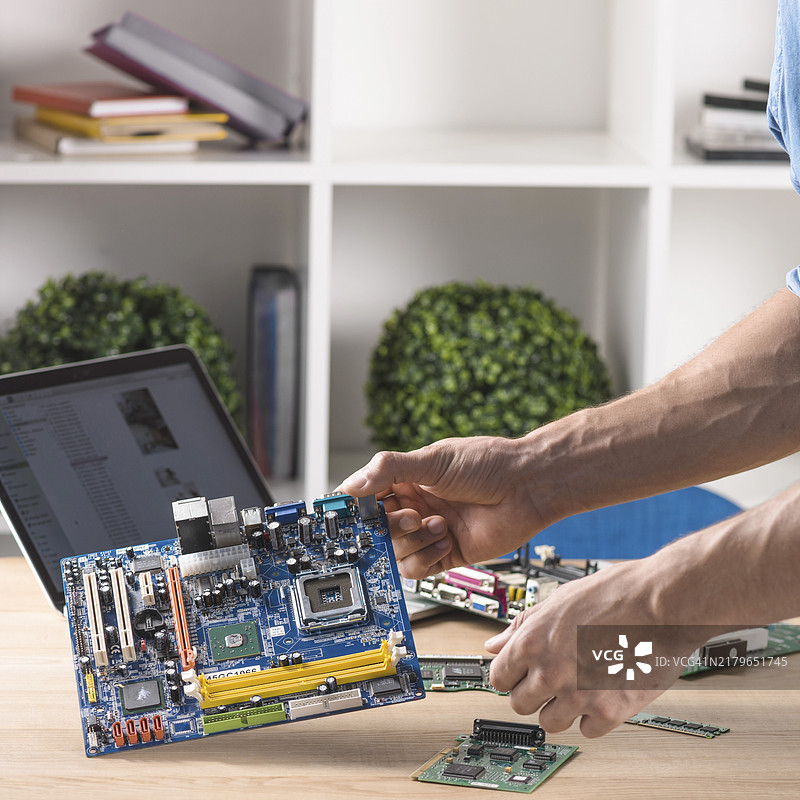 男性技术员特写：手持现代电脑主板图片素材
