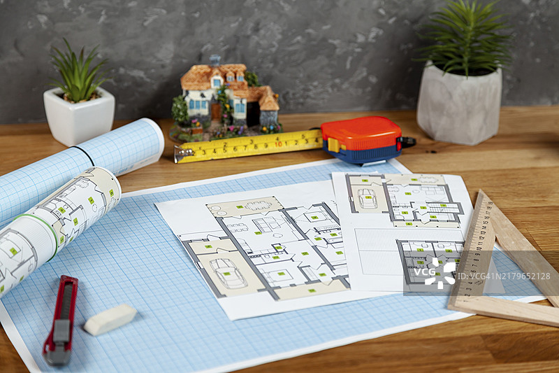 建筑项目办公桌高角度照片图片素材