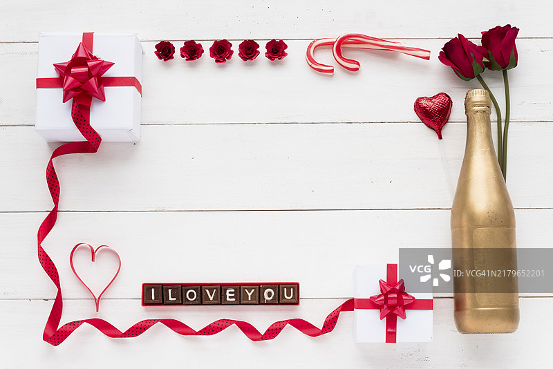 礼物鲜花瓶子旁的我爱你巧克力字图片素材