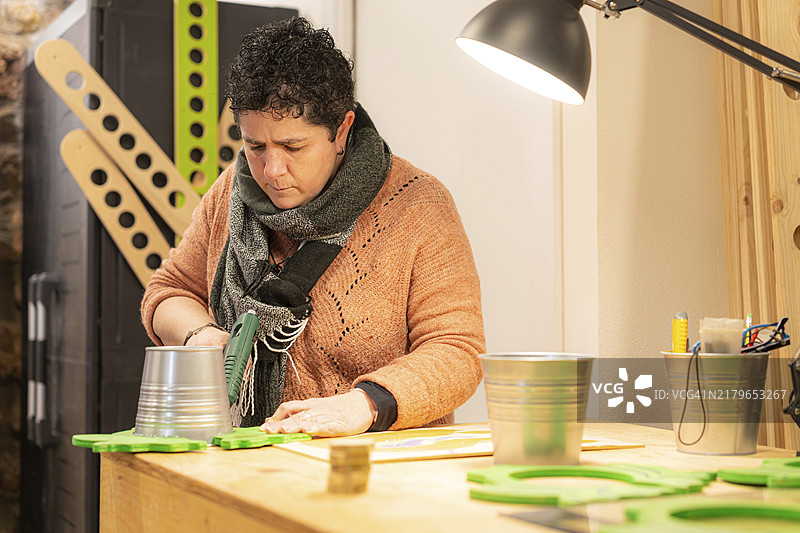 女人在车间用工具和胶水粘合木块图片素材