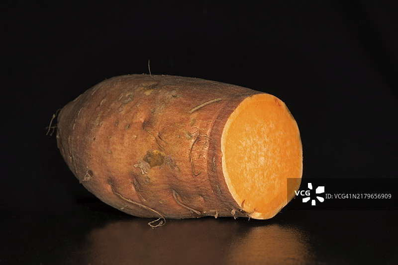 切开的甘薯（Ipomoea batatas），黑色背景下的食物摄影图片素材