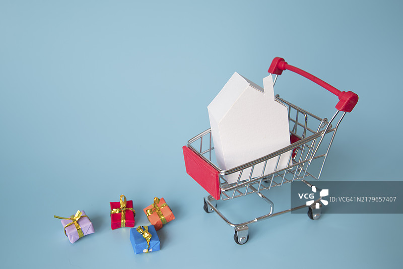 装满迷你礼物的购物车图片素材