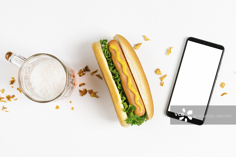 扁平风格的热狗与智能手机模型图片素材