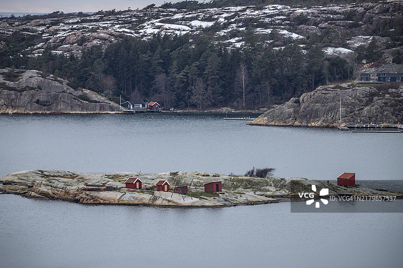 瑞典西海岸菲亚巴卡镇冬季岩石海岸景观图片素材